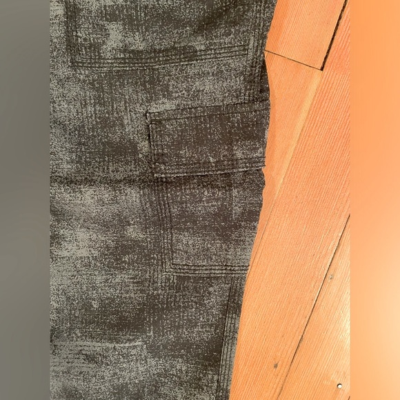 DKNY Dark Camo Cargo Lightweight Capri Pants. Size 4 - Picture 5 of 6